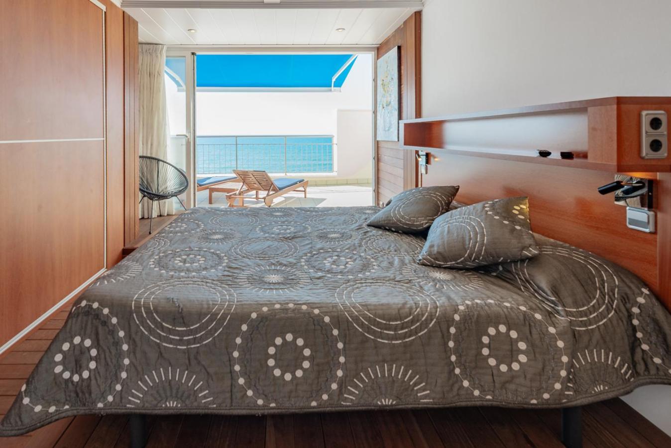 InSitges Sant Sebastia's Beach Bagian luar foto