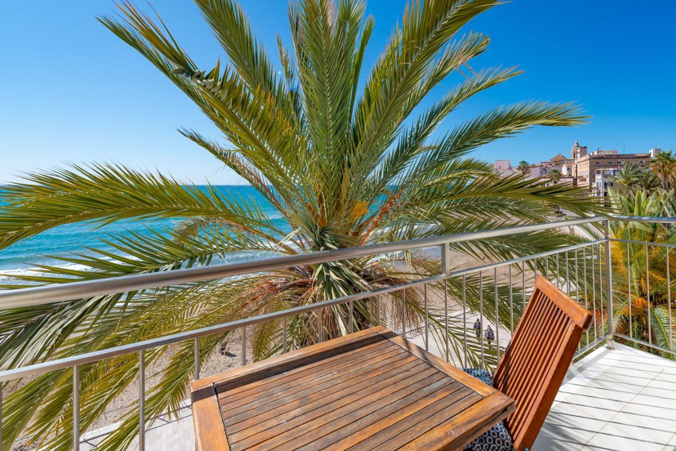 InSitges Sant Sebastia's Beach Bagian luar foto