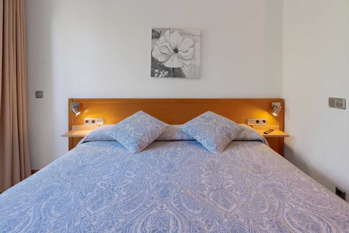 InSitges Sant Sebastia's Beach Bagian luar foto