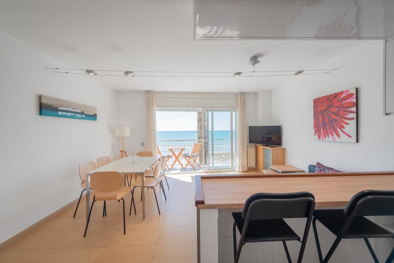 InSitges Sant Sebastia's Beach Bagian luar foto