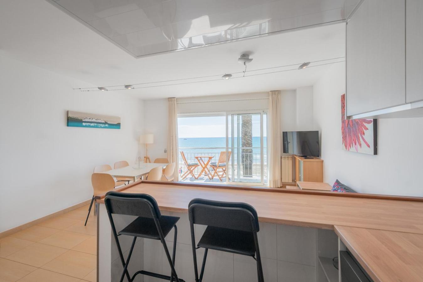 InSitges Sant Sebastia's Beach Bagian luar foto