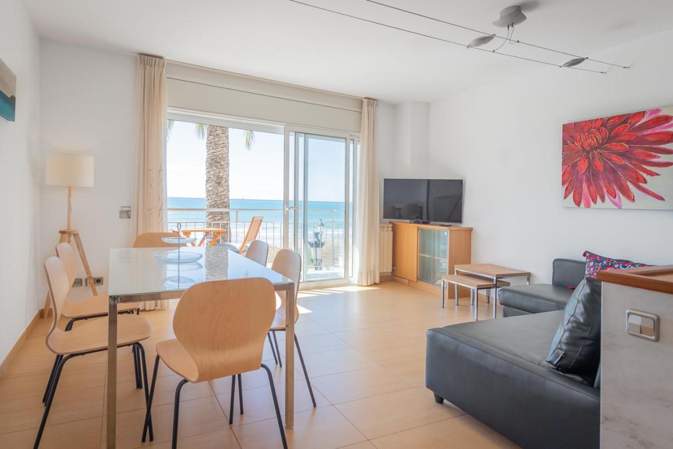 InSitges Sant Sebastia's Beach Bagian luar foto