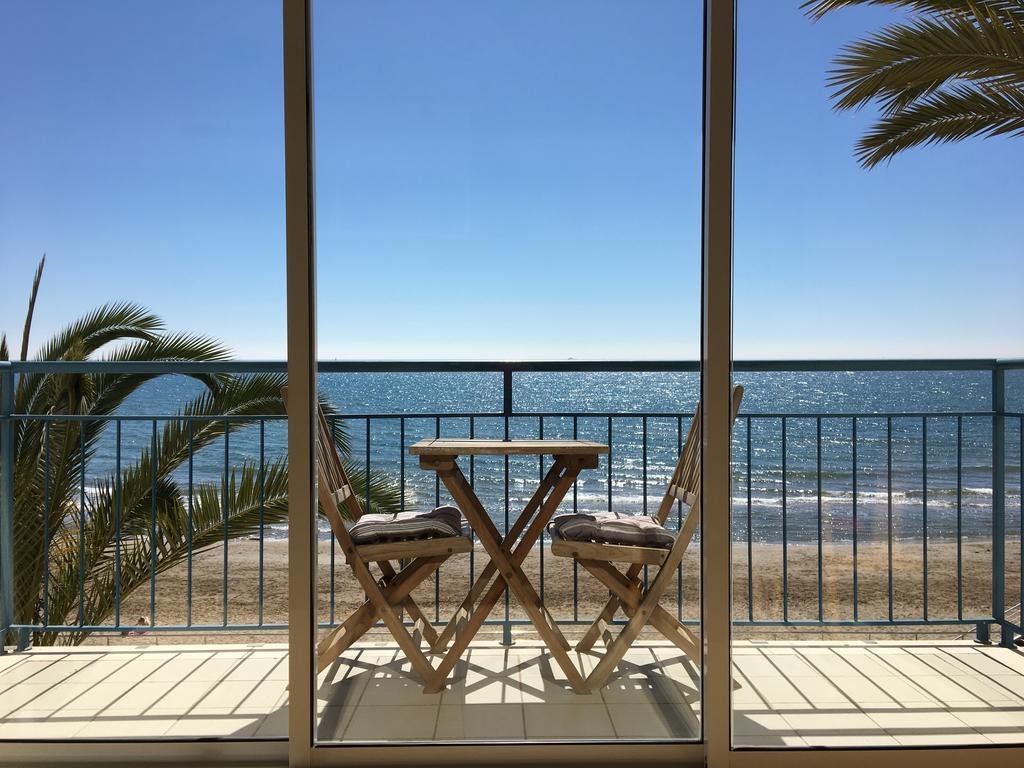 InSitges Sant Sebastia's Beach Bagian luar foto